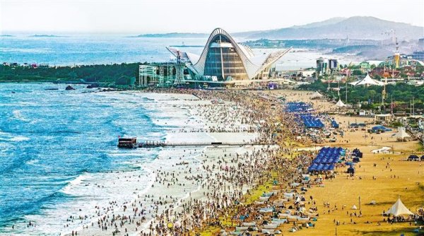 配资查询114 游客在金沙滩海水浴场感受清凉